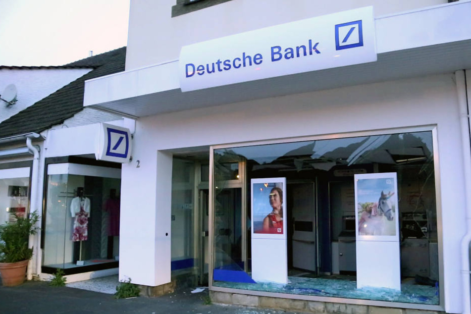 In dieser Bankfiliale sprengten die unbekannten Räuber einen Geldautomaten.