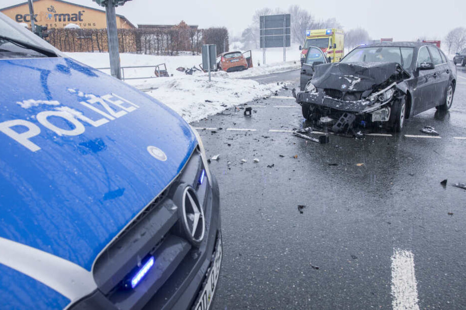 Ein BMW krachte frontal in einen Ford.