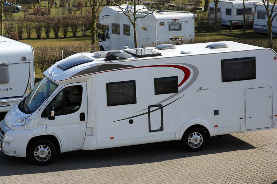 Aufmerksame Beobachter in einem benachbarten Bürogebäude sahen, wie sich der Mann an dem Wohnmobil zu schaffen machte (Symbolbild).