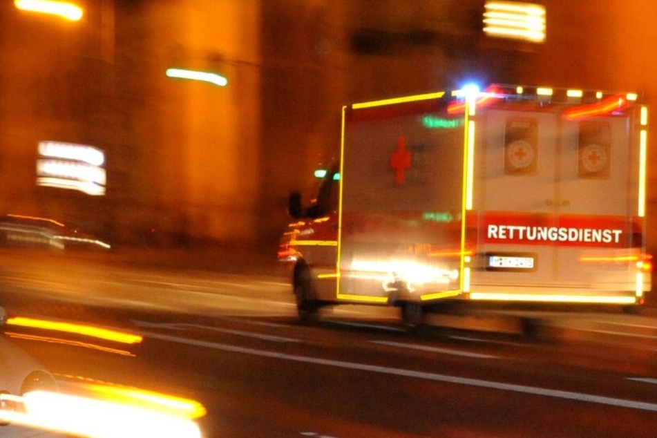 Der Fahrer kam mit schweren Verletzungen ins Krankenhaus, seine Frau erlag noch am Unfallort ihren Verletzungen (Symbolbild).