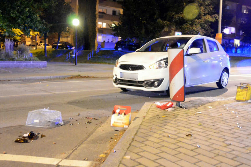 Der Mitsubishi kollidierte mit der Radfahrerin.