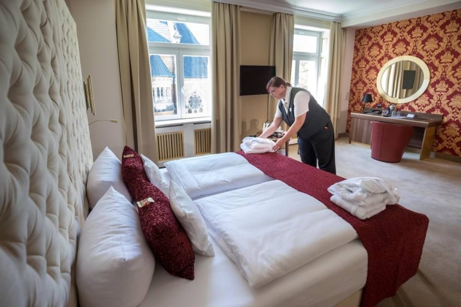 Hausdame Christiane Trabitzsch richtet eines der neuen Luxuszimmer in der 3. Etage her.