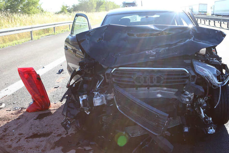 Mehrere Pkw kolldierten auf der Autobahn 4 in Richtung Görlitz. Dieser Audi ist nun Schrott.