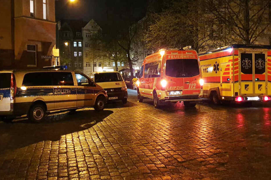 Zwei Rettungswagen und ein Polizeifahrzeug rückten am Sonntagabend in die Baunackstraße nach Leipzig-Abtnaundorf aus.