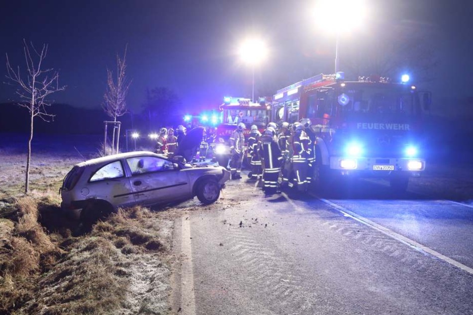 Die Feuerwehr musste den Opel aus dem Straßengraben bergen.