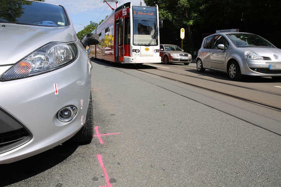 Die Frau wurde von einem Ford angefahren und dabei schwer verletzt.