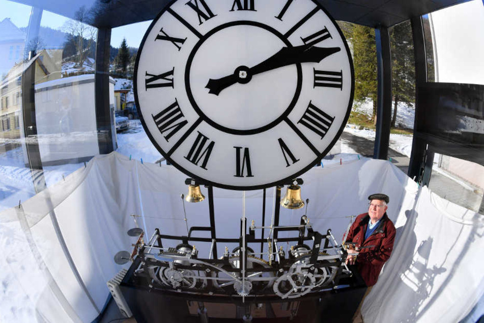 In einem riesigen Glashaus steht die restaurierte Turmuhr.