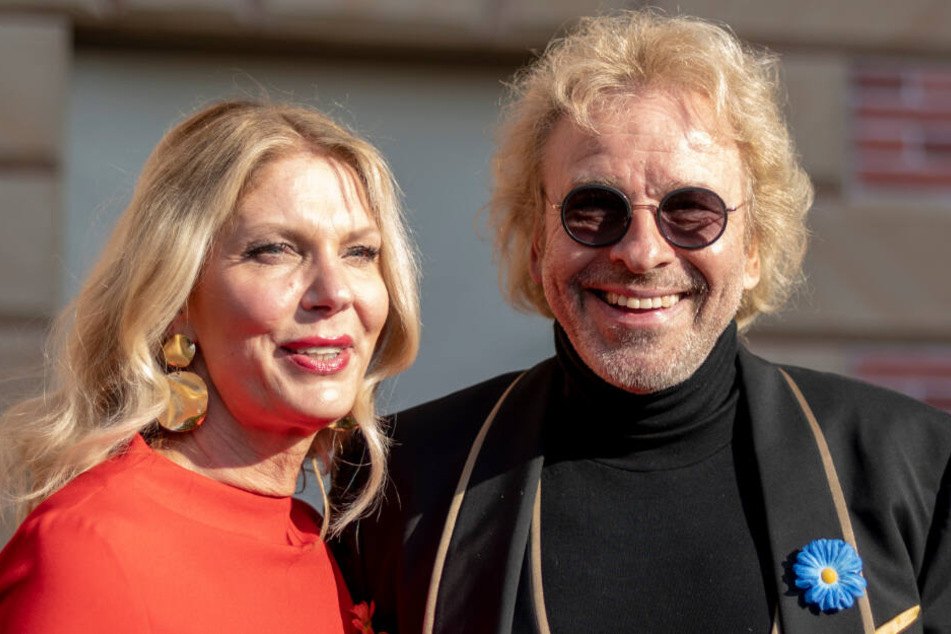 Thomas Gottschalk steht mit seiner neuen Freundin Karina Mroß im Europa-Park.