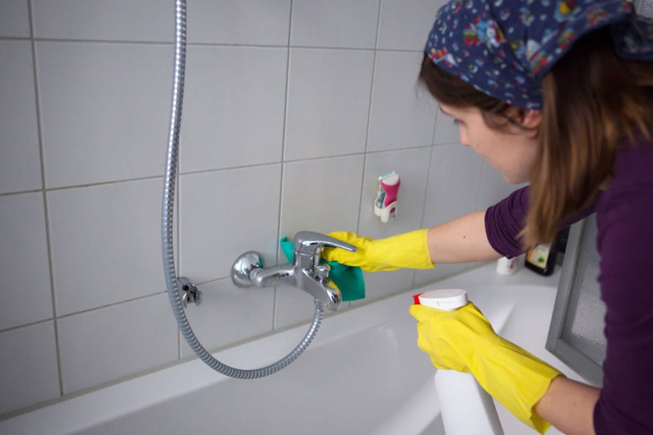 Kalk auf Armaturen lässt sich sehr wirksam mit Gebissreiniger oder Backpulver entfernen.