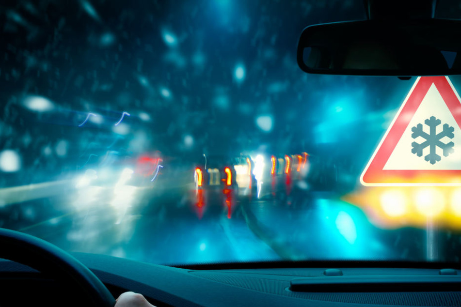 30 Unfälle aufgrund von glatten Straßen und Schneefall meldete die Polizei allein in Nordhessen (Symbolbild).