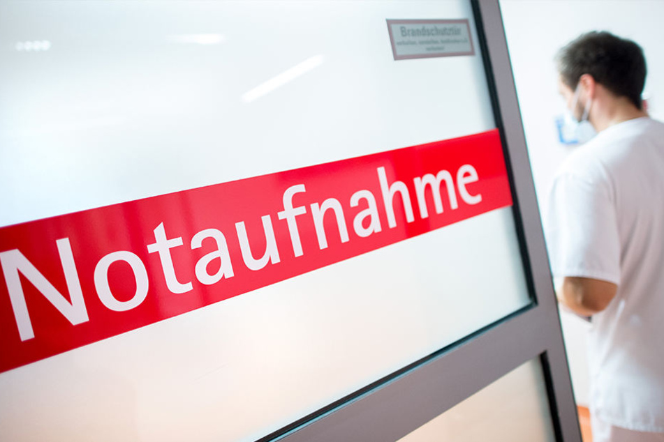 Ein Krankenpfleger betritt im Klinikum an der Salzdahlumer Straße in Braunschweig die Notaufnahme.