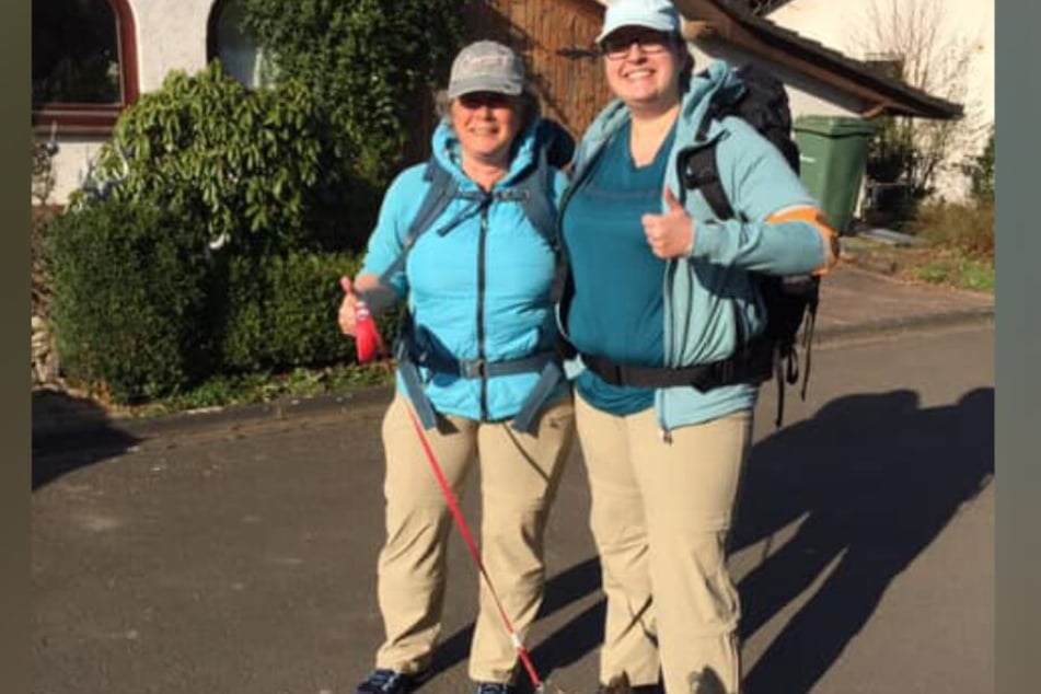 Siggi Kroning (Li.) und Tochter Julia wollen trotz fast vollständiger Blindheit nach Sizilien wandern.