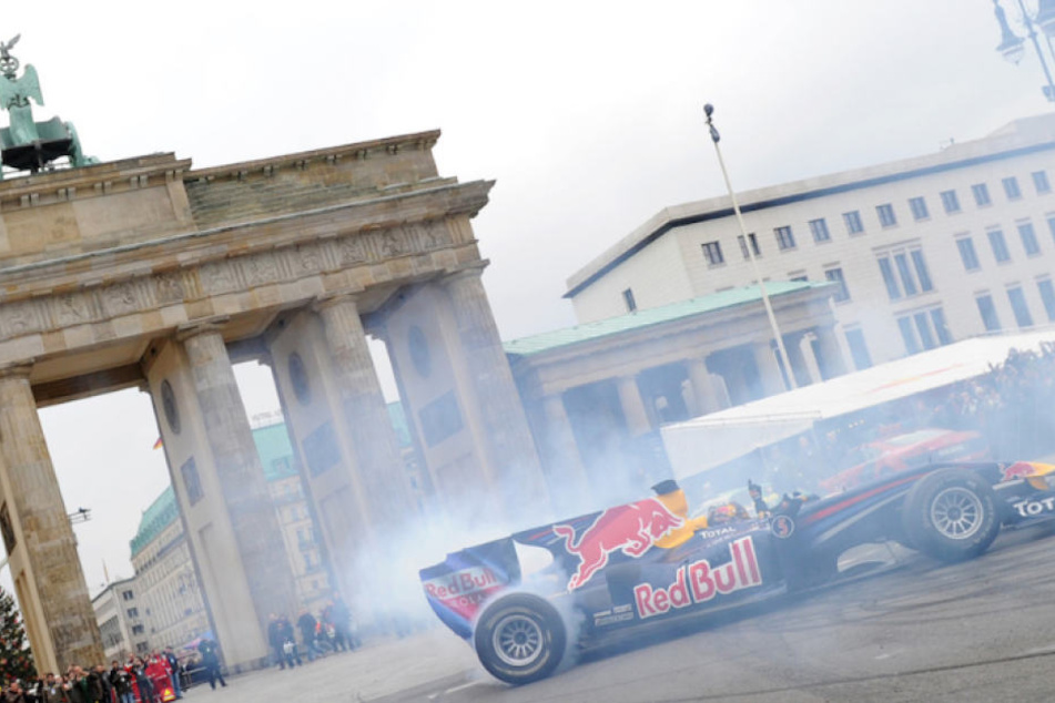 So wie hier Sebastian Vettel im Jahr 2010 könnte die Formel 1 schon bald wieder in Berlin ihre Runden drehen. (Archivbild)