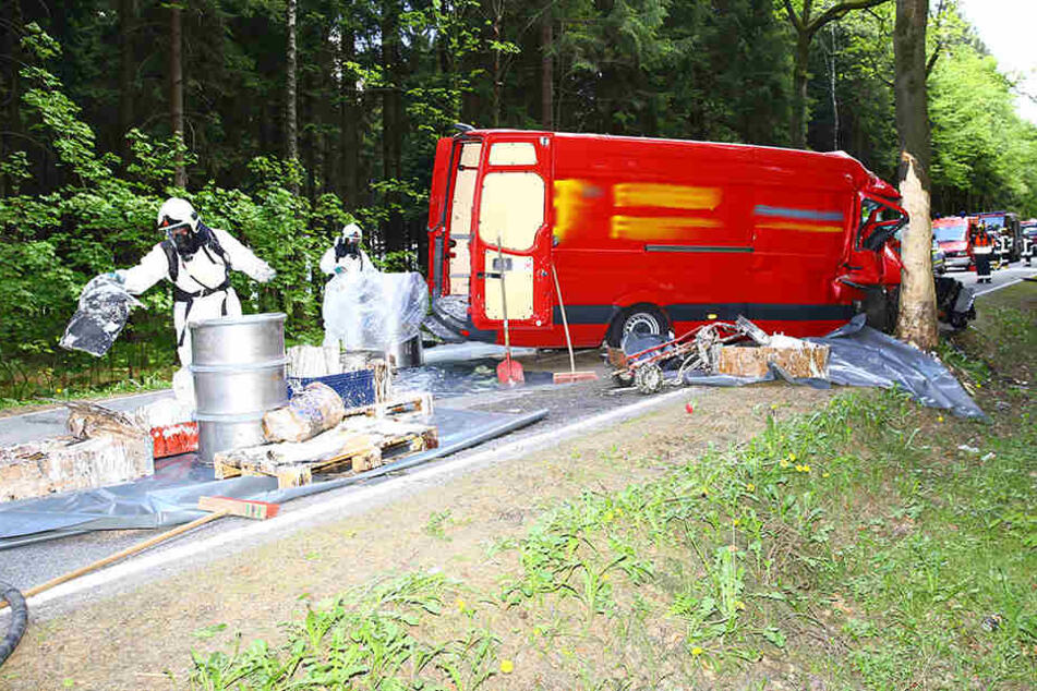 Die Straße muss nach dem Unfall gereinigt werden.