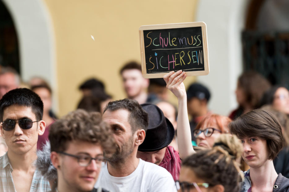 Nach den Tumulten gab es auch noch eine friedliche Demo.