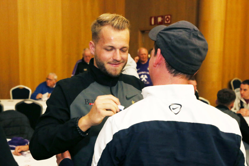 Sein Autogramm war begehrt: Pascal Köpke unterschreibt auf einer Trainingsjacke eines Fans.