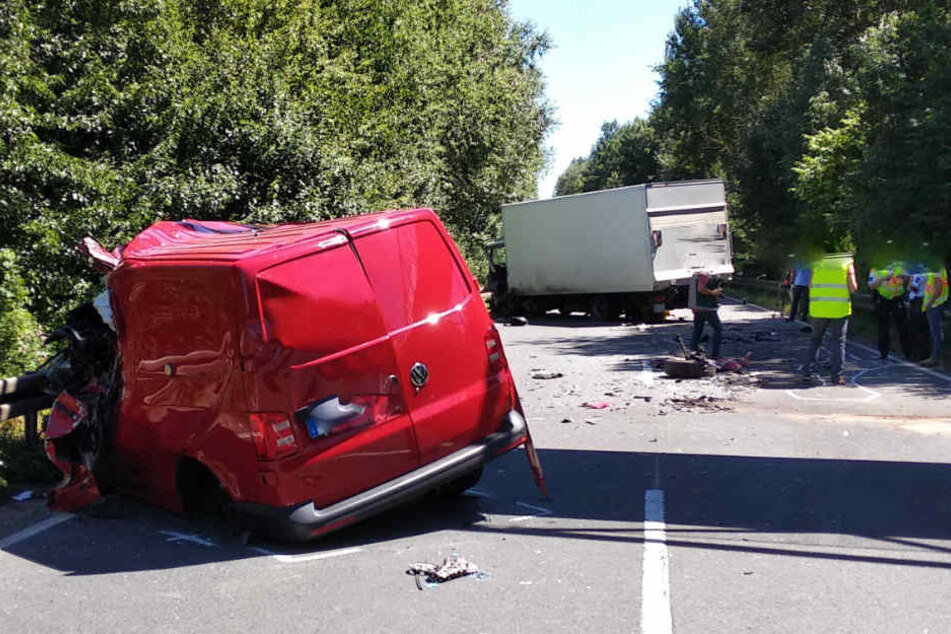 Der Kleintransporter wurde komplett eingedrückt.