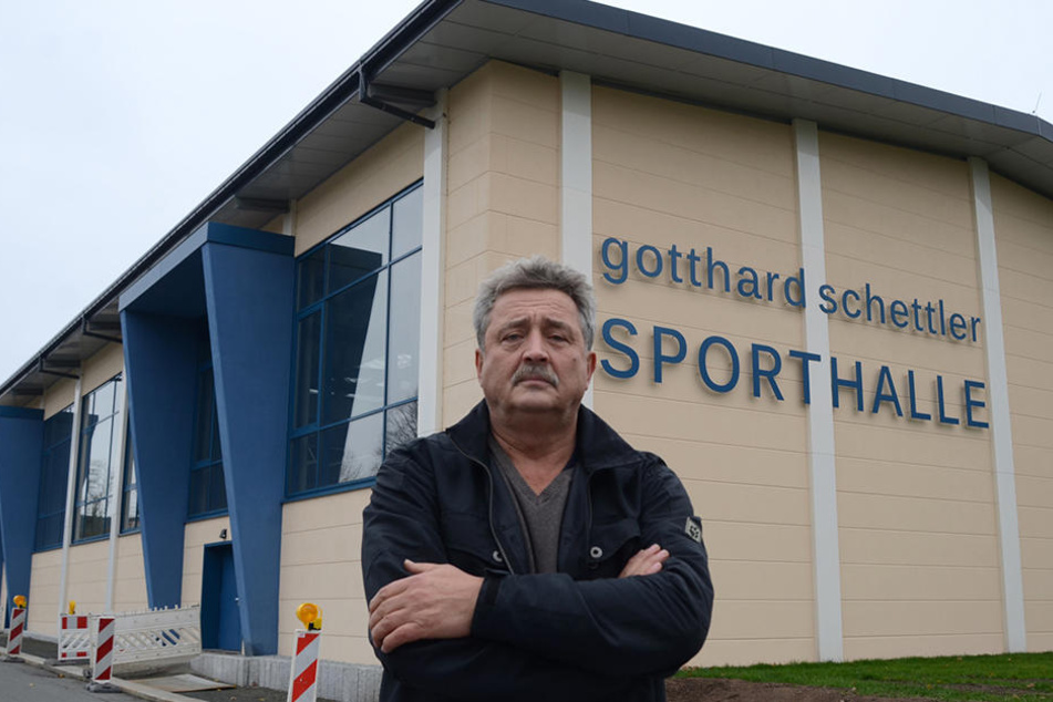 Rolf Steiniger (60) vor der umstrittenen "Gotthard-Schettler-Halle".