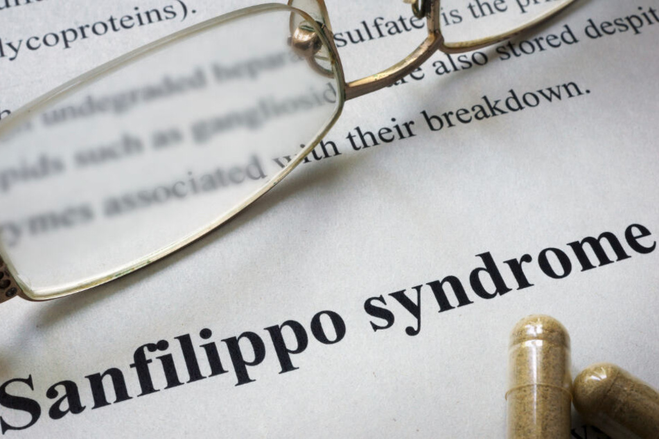 Beim Sanfilippo-Syndrom hat der Körper nicht genügend Enzyme, um den toxischen Aufbau von Zucker im Körper zu kontrollieren. Das Zuckermolekül führt zu demenzähnlichen Symptomen, Sprachverlust, Blindheit und schließlich zum Tod.