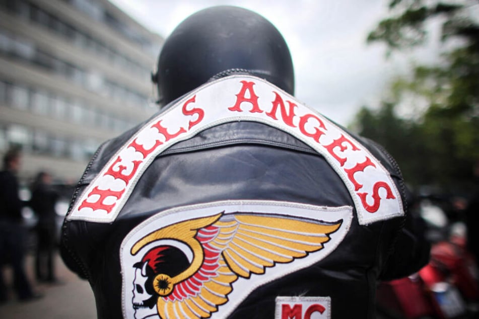 Ein Mitglied der Hells Angels trägt eine Kutte mit dem Logo der Rockergruppe.