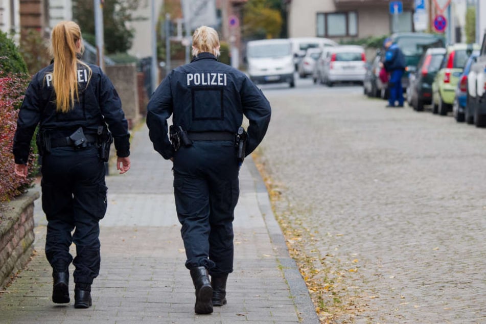 Zwei Polizisten an dem Tatort nach dem schweren Verbrechen des Mannes an seiner Ex-Frau.