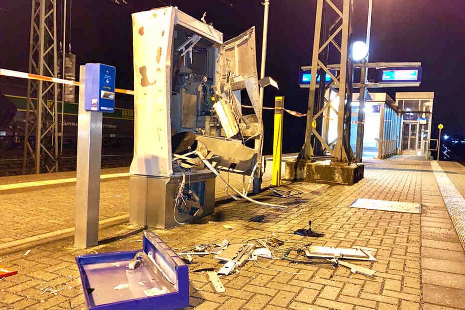 In der Nacht zum Sonntag wurde der Automat zerstört.
