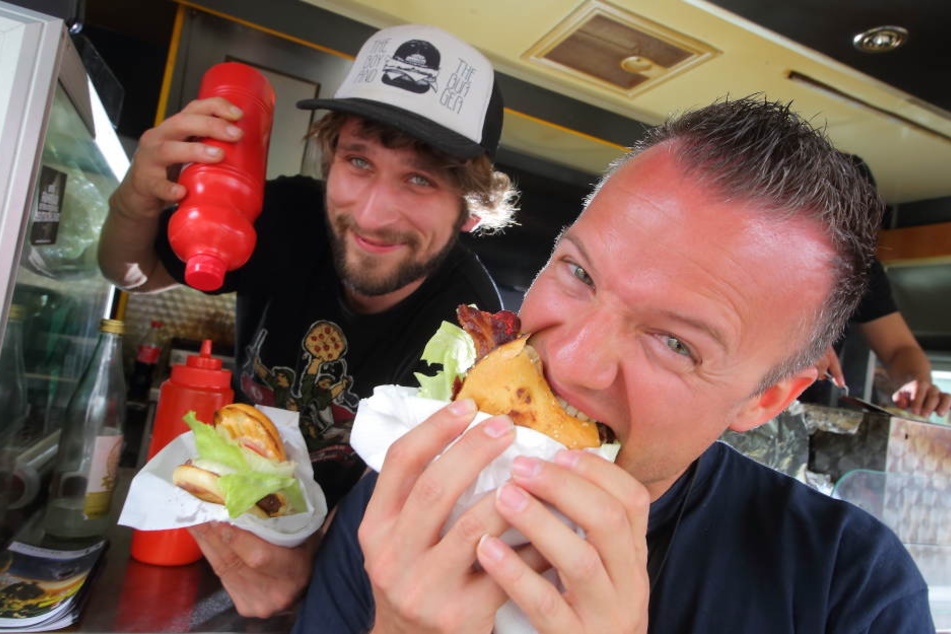 Ricardo Teubner (28) serviert Andy Schöne einen Burger.