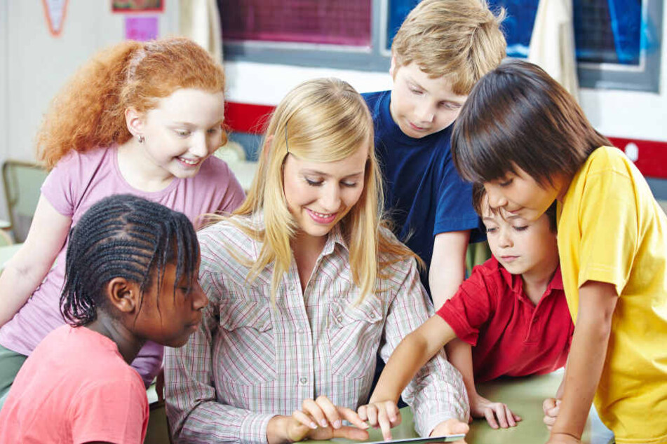 Kinder und Jugendliche sollen mit dem Thema Medienkompetenz konfrontiert werden. (Symbolbild)