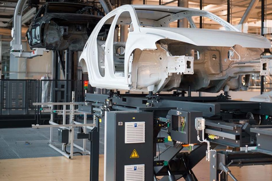 Eines der ersten lackierten Volkswagen "e-Golf" Vorserien-Fahrzeuge steht in der Gläsernen Manufaktur in Dresden (Archivbild).
