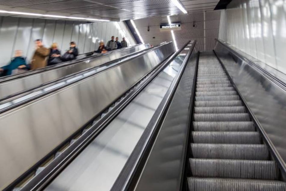 Auf einer Münchner Rolltreppe schlugen die drei Jugendlichen brutal zu, (Symbolbild)