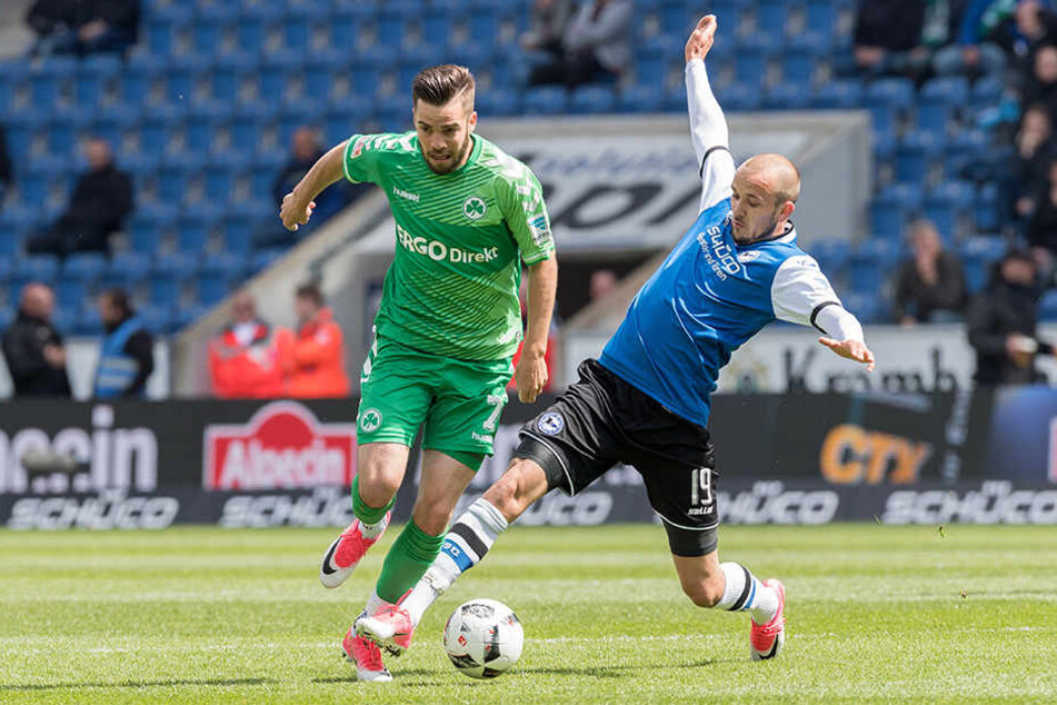 Bielefelds Manuel Prietl (rechts) und Niko Gießelmann von Fürth kämpfen um den Ball.