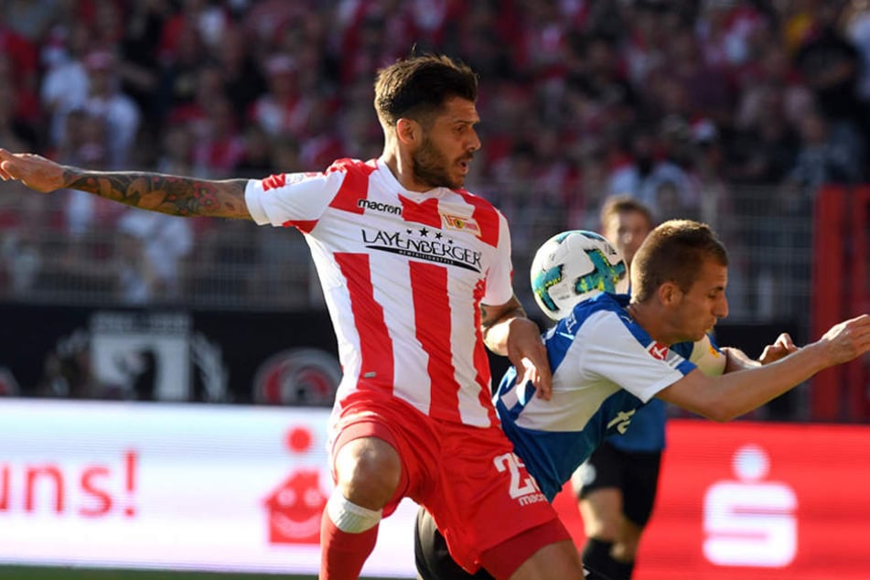 Der Berliner Christopher Trimmel (l.) im Zweikampf mit Dominick Drexler von Holstein Kiel.