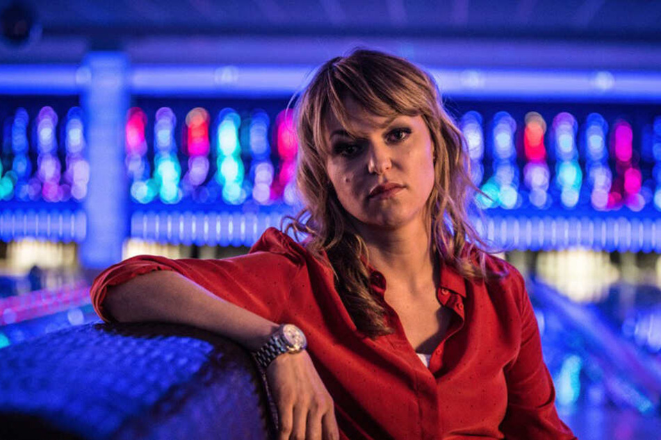 Auch eine Premiere: Kommissarin Heller (Lisa Wagner) geht aufgehübscht mit Kollegen zum Bowling.