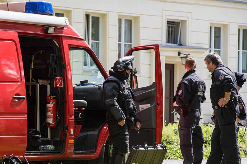 Der Mann soll in seiner Wohnung Sprengmittel gehabt haben, sagte ein Polizeisprecher.