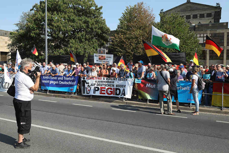 Merkel-Gegner demonstrieren vor dem Landtag. Am Rande kam es zu dem Vorfall, der inzwischen international Wellen schlägt.