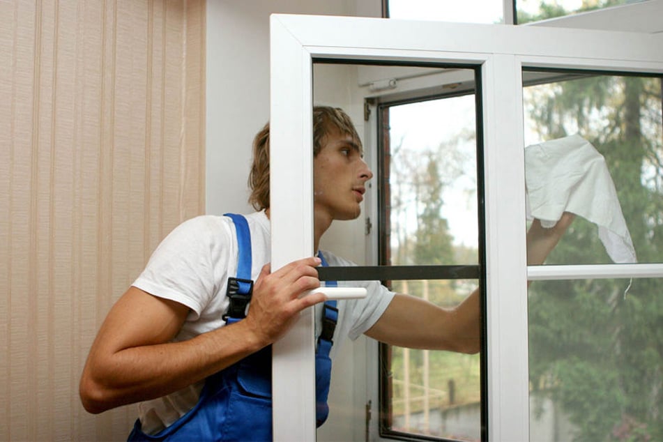 Der Fensterputzer war gerade dabei, ein bodentiefes Fenster zu reinigen. (Symbolbild)