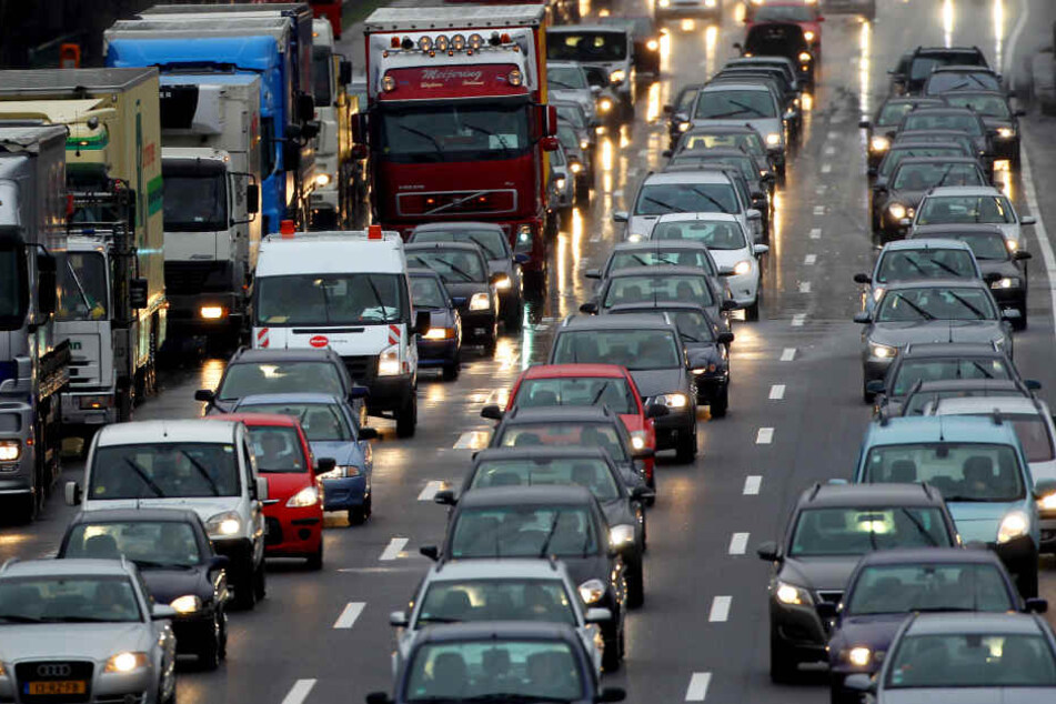 Zum Start in den morgendlichen Berufsverkehr betrug die Staulänge rund um den Unfallort bis zu 18 Kilometer (Symbolbild).