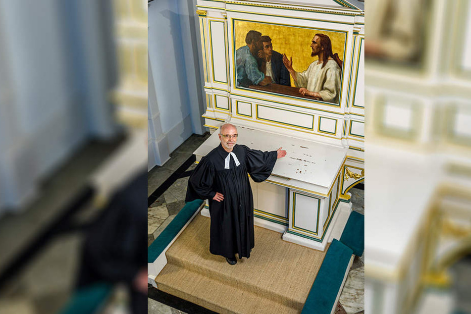 Der einst prächtige Altar ist jetzt verwaist, Gottesdienste so undenkbar.
Pfarrer Singer fordert die heiligen Kostbarkeiten zurück.
