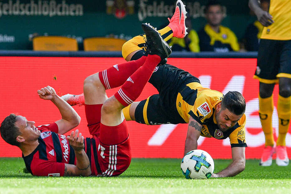 Marcel Gaus (links) "foult" Niklas Kreuzer (rechts). Dieser Zweikampf war der Stein des Anstoßes beim gegebenen Elfmeter für Dynamo.
