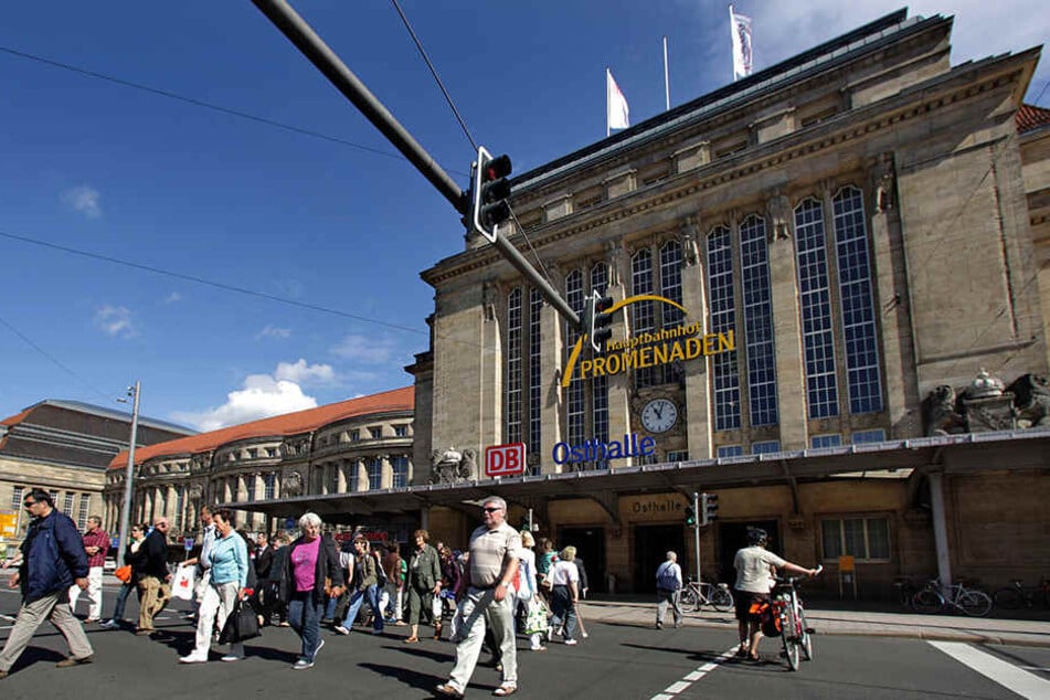 Die Beamten bemerkten die orientierungslose Frau, als diese gerade vor den Hauptbahnhof pinkeln wollte (Symbolbild).