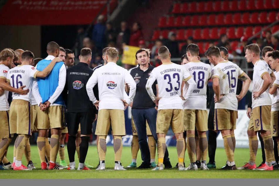 Die erste große Aussprache gab es nach dem 2:3 in Ingolstadt. Die Gespräche begannen schon auf dem Platz.
