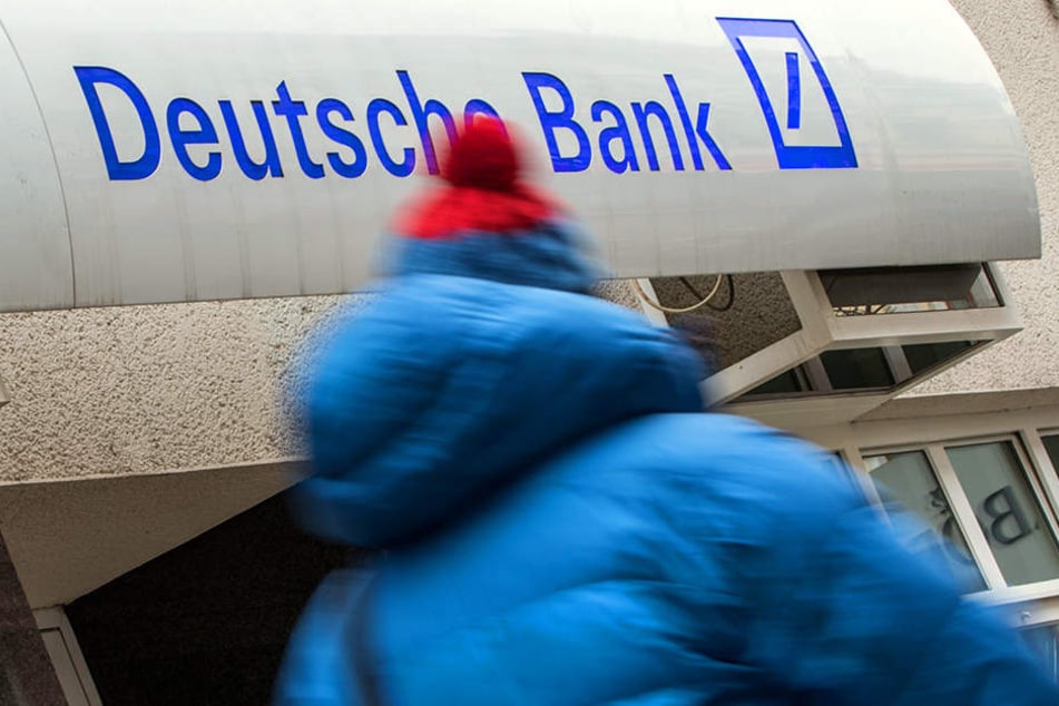 Das Gebäude, in dem sich die SB-Filiale der Deutschen Bank befindet, wurde geräumt. (Symbolbild)
