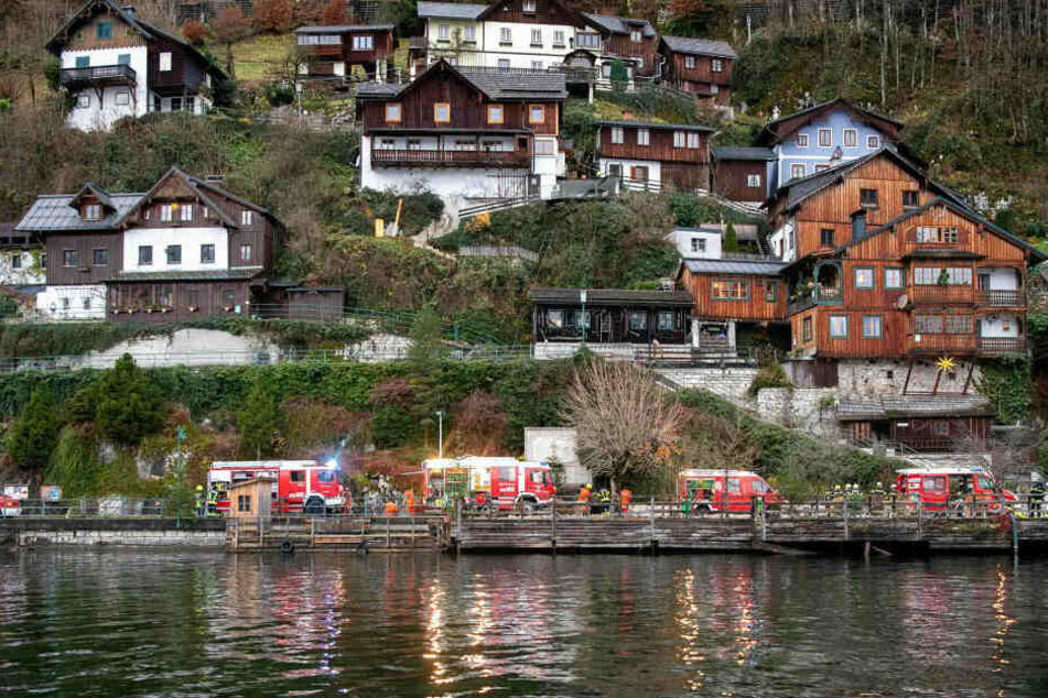 Feuerwehrautos stehen am Ufer des Hallstätter Sees.
