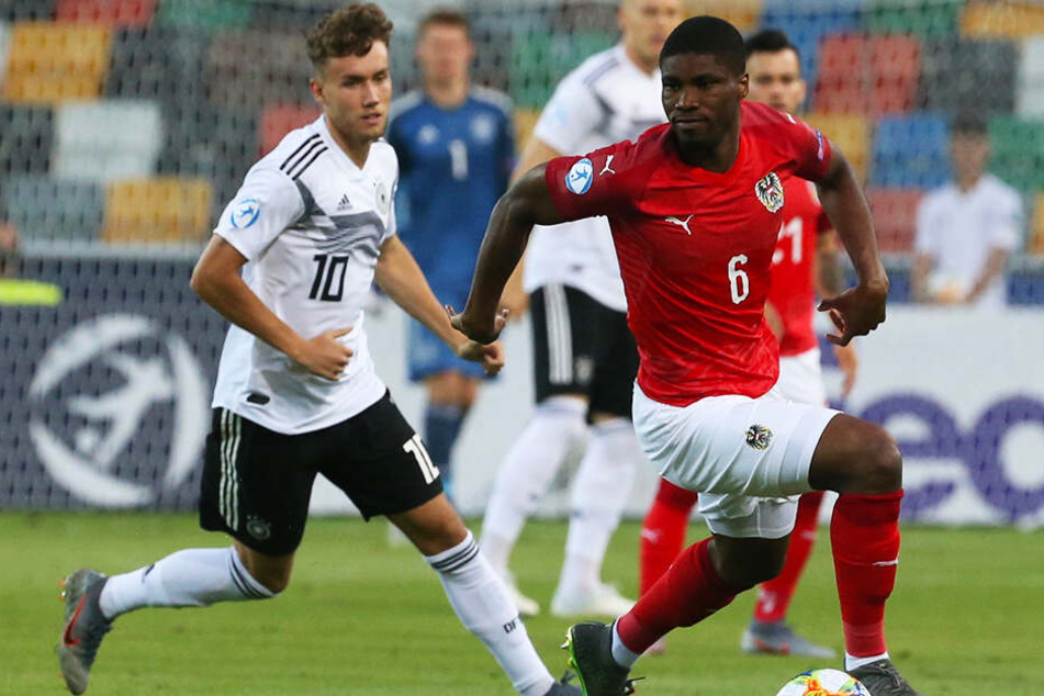 Die beiden Torschützen auf einem Bild: Luca Waldschmidt (l.) traf zum 1:0 für Deutschland, Kevin Danso per Elfmeter zum 1:1-Ausgleich für Österreich.