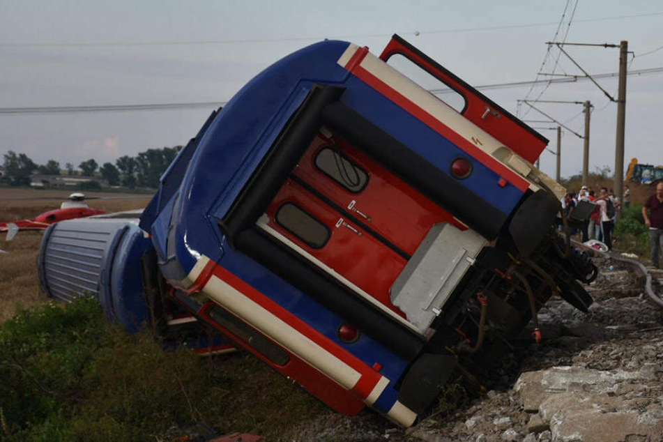 Mehrere Waggons entgleisten.