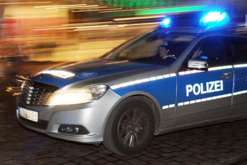 Die Beamten konnten schließlich zwei 17 und 18 Jahre alte Täter schnappen. (Symbolbild)