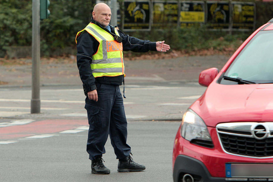 Bei dem Versuch, einen Autofahrer anzuhalten, ist ein Polizist gerade noch rechtzeitig beiseite gesprungen.