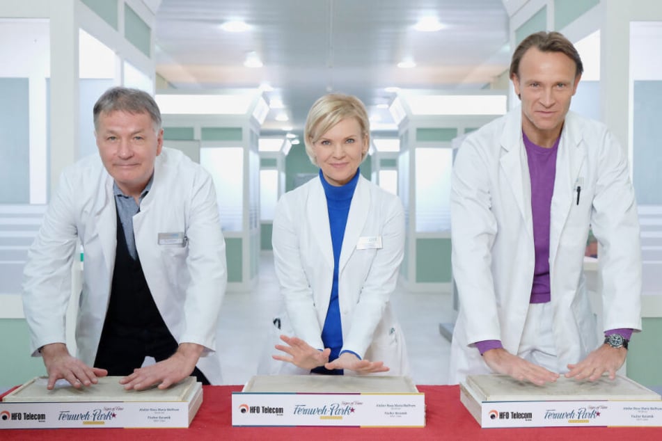 V.l.n.r.: Thomas Rühmann, Andrea Kathrin Loewig und Bernhard Bettermann verewigen sich beim Friedensprojekt "Signs of Fame".