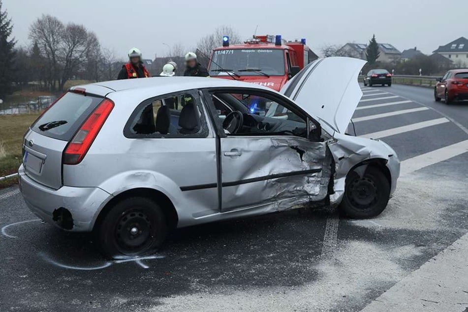 Die Fahrerin des Ford Fiesta soll leicht verletzt sein.