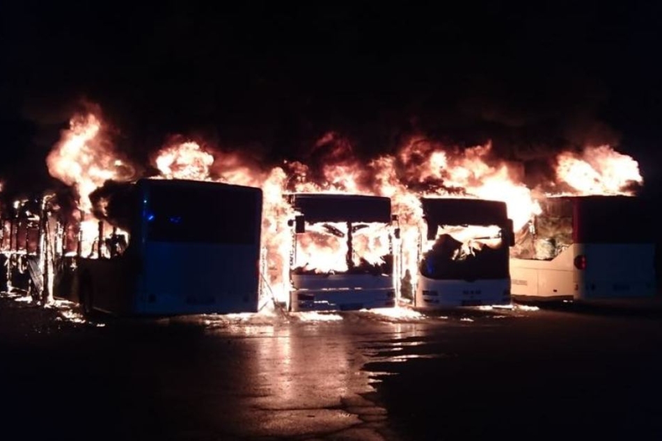 Die brennenden Busse der Firma Tirtey.